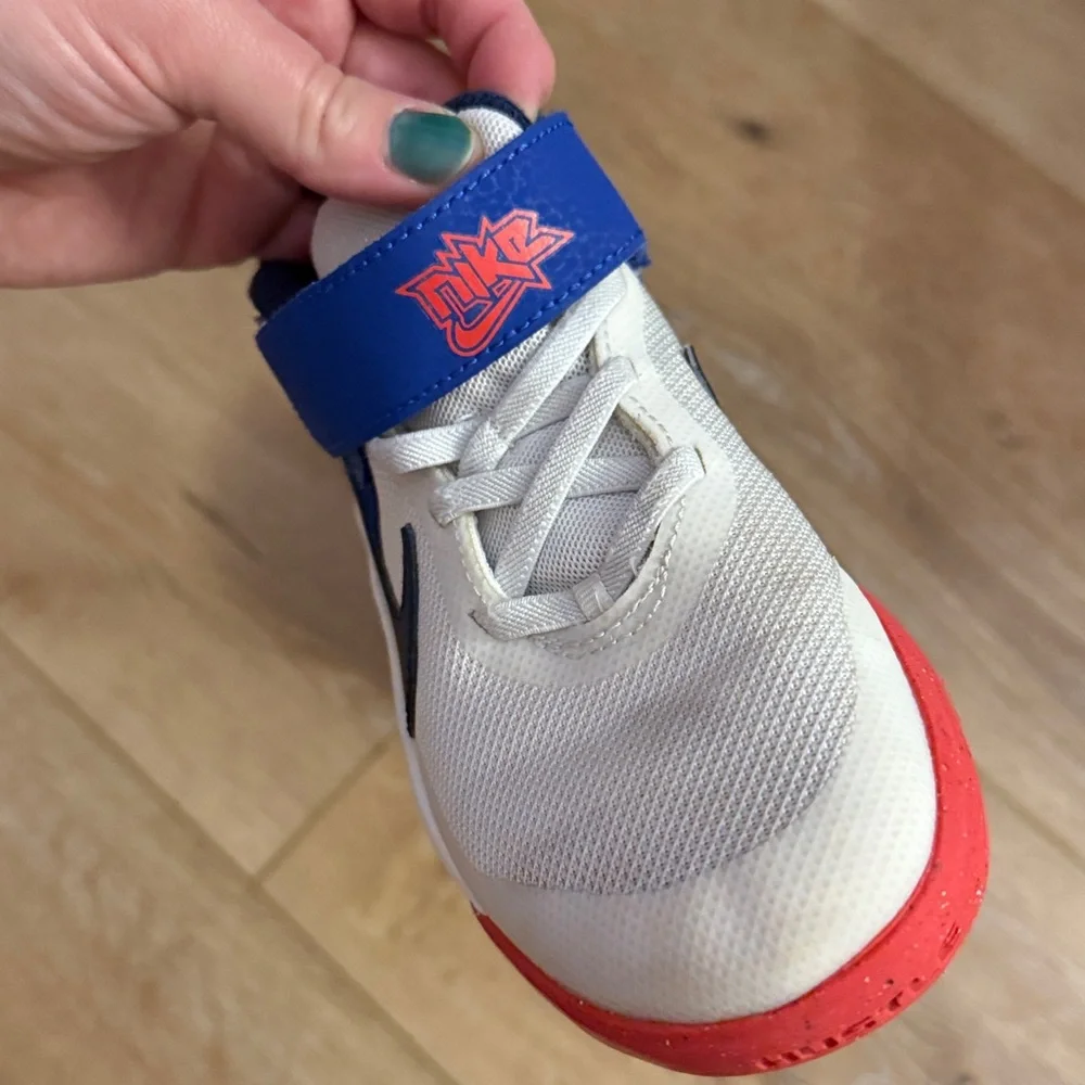 Nike Team Hustle D10 Flyease Kids‎ White and Blue Basketball Sneakers Size 13C